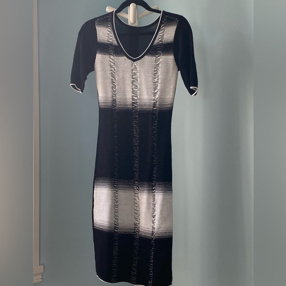 Semi formal, length is just below the knees. - Picture 2 of 2